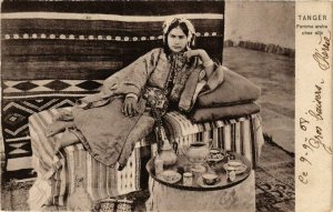 CPA AK TANGER Femme Arabe chez elle MAROC (824850)