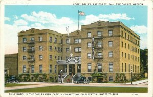Postcard Oregon Dalles Hotel flag occupation roadside Teich 9702