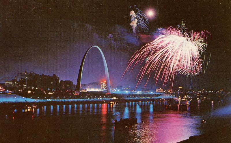 MO - St Louis. Gateway Arch, Fireworks