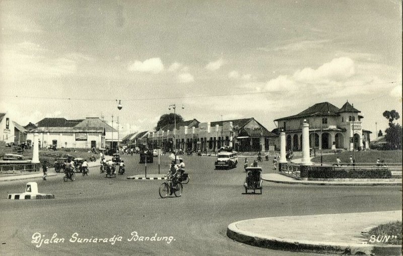 indonesia, JAVA BANDUNG, Jalan Suniaraja, Cars (1958) RPPC Postcard