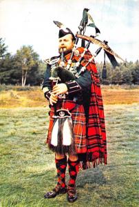 BR89860 types folklore costumes pipers military militaria scotland