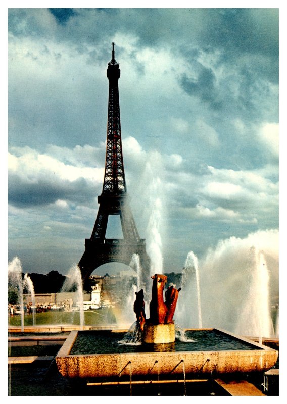 Postcard  France Paris Eiffel Tower and Garden of Chaillot Palace