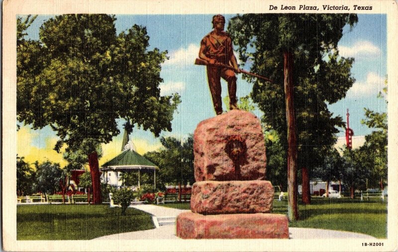 Monument at De Leon Plaza, Victoria TX c1951 Vintage Postcard K51