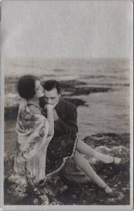 Victorian Romantic Couple Love And Romance Beach Postcard C158