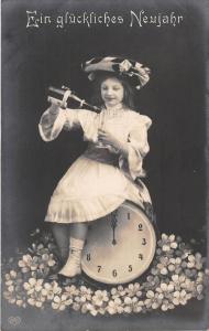 BG20516 girl with champagne clock flower new year neujahr   germany