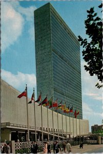 VINTAGE CONTINENTAL SIZE POSTCARD 1970s UNITED NATIONS BUILDING NEW YORK CITY