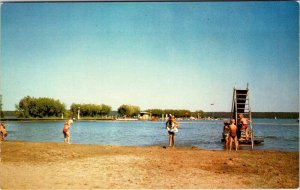 Postcard BEACH SCENE Clear Lake Manitoba MB AO6484