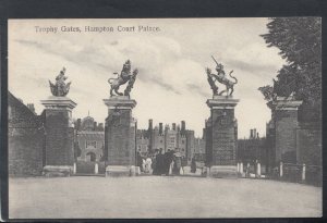 Middlesex Postcard - Trophy Gates, Hampton Court Palace    RS20648