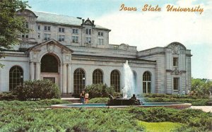 Ames, IA    IOWA STATE UNIVERSITY  Student Union  STUDENTS By FOUNTAIN  Postcard