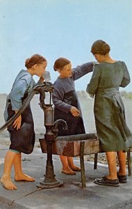 These Pennsylvania Dutch girls are enjoying a drink of fresh water Amish, Pen...