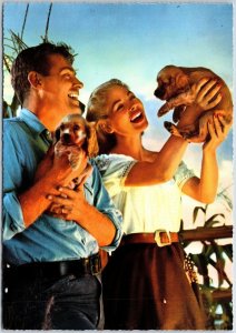 VINTAGE CONTINENTAL SIZED POSTCARD ROMANTIC SCENE OF THE 1950s/1960s PUPPIES