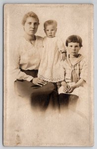 RPPC Sweet Mother And Children Portrait Real Photo Postcard U29