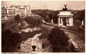 London, England - Entrance to Green Park and Picadilly - c1940