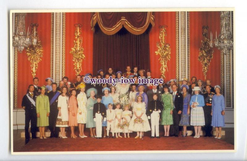 r2536 - A Large Family Group Wedding photo, in Buckingham Palace - postcard