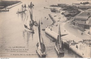 LA ROCHELLE, Charente Maritime, France, 1900-10s ; Depart de Barques pour la ...
