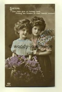 su1060 - 2 Young Girls with flowers - postcard