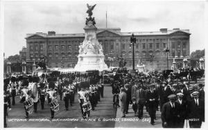 BR6696 Victoria Memorial Buckingham Palace guards   london uk