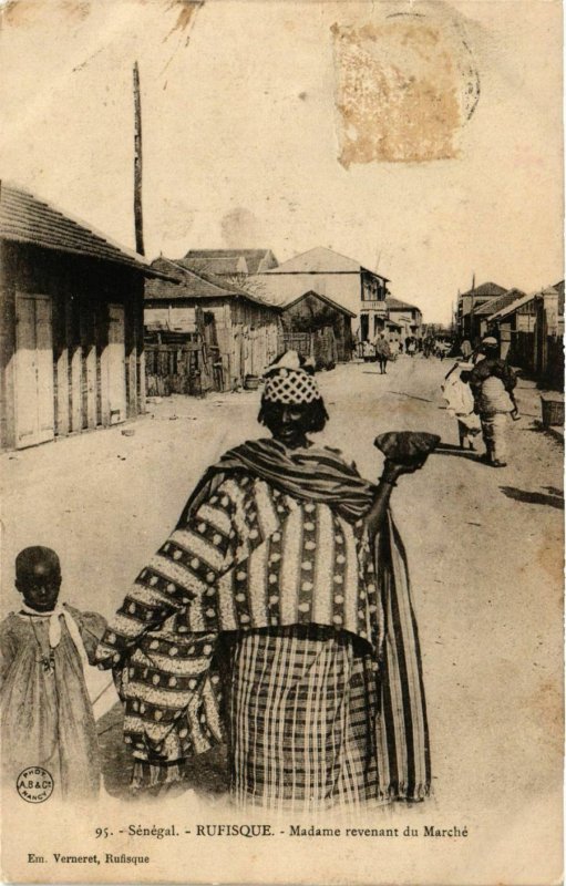 CPA AK Rufisque Madame revenant du Marche SENEGAL (821857)