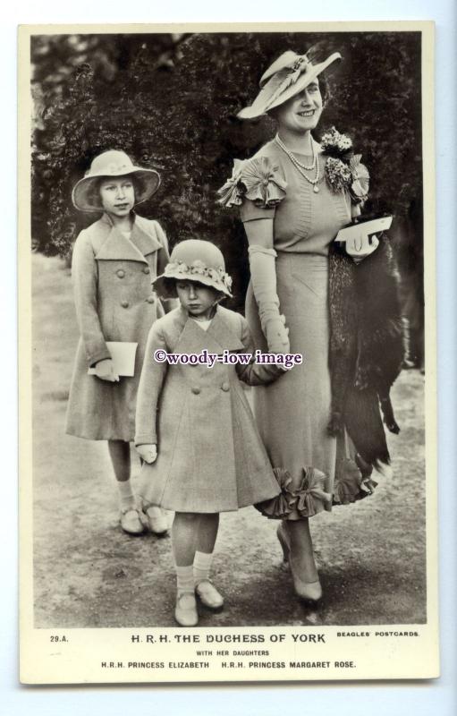 r2915 - Duchess of York with Daughters on Special Occasion, No.29.A - postcard