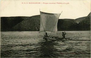 CPA AK Pirogue remontant l'Onilaby a la voile MADAGASCAR (819266)