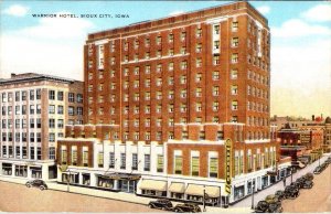 Sioux City, IA Iowa  WARRIOR HOTEL & Street Scene  ca1940's Kropp Linen Postcard