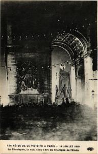 CPA MILITAIRE Le Cénotaphe, la nuit, sous l'Arc de Triomphe de l'Etoile (315422)