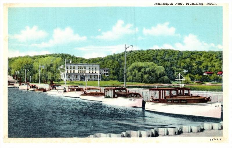 Michigan Munising   Municipal Pier, Cabin Cruisers docked