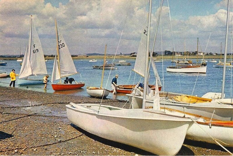 (aa71) Sailing Dinghies at West Itchenor Sussex Postcard Europe