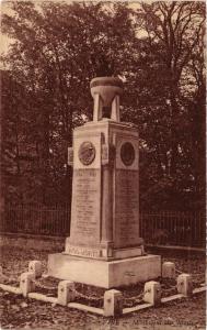 CPA VIRE - Monument aux Morts (516689)