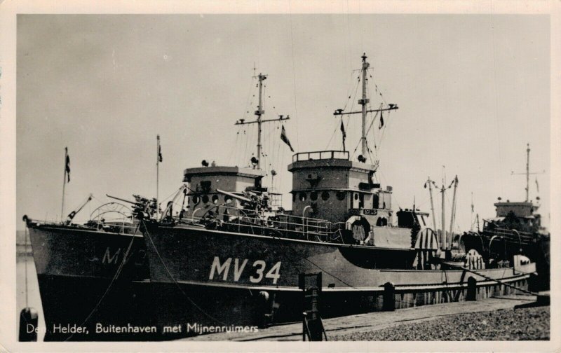Den Helder Buitenhaven met Mijnenruimers Minesweepers Battleships RPPC 06.24
