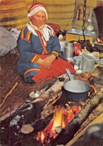 SWEDEN~SAMEKVINNA TALTKATA-WOMAN COOKS ON FIRE POSTCARD