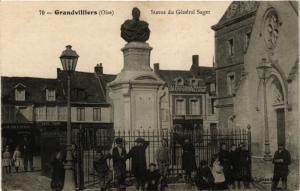 CPA GRANDVILLIERS - Statue du général Saget (259799)