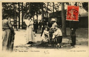 CPA PARIS Vecu. A la Fontaine (574956)