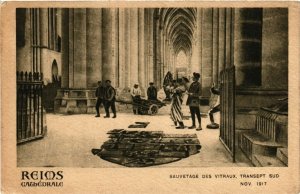 CPA REIMS Cathédrale-Sauvetage des VITRAUX (346809)