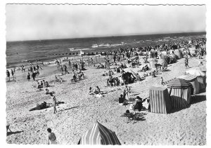 France Deauville Beach Cote Fleurie Le Plage Bathers Seaside RPPC Postcard 4X6