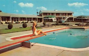 KY, Kentucky  HORSE CAVE MOTEL Bathing Beauty~Pool~50's Car HART COUNTY Postcard