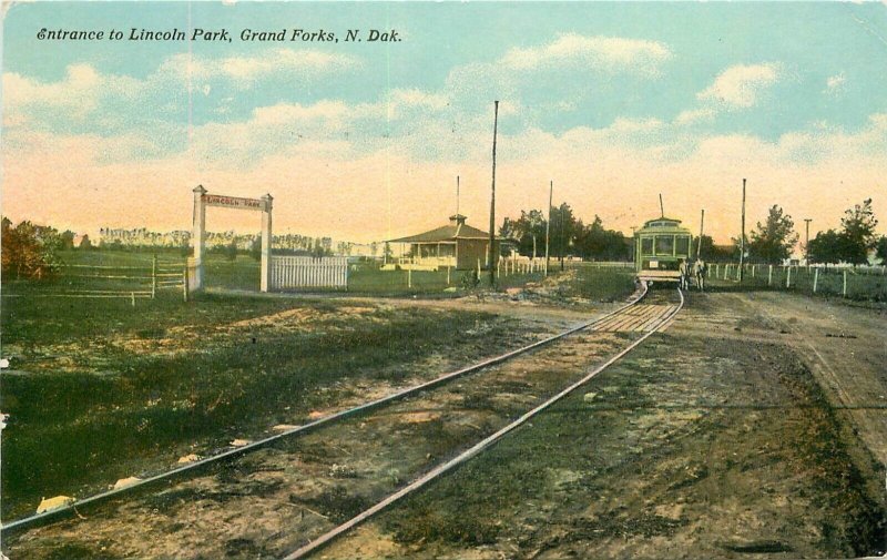 1911 North Dakota Grand Forks Entrance Lincoln Railroad Tracks Postcard 22-11551