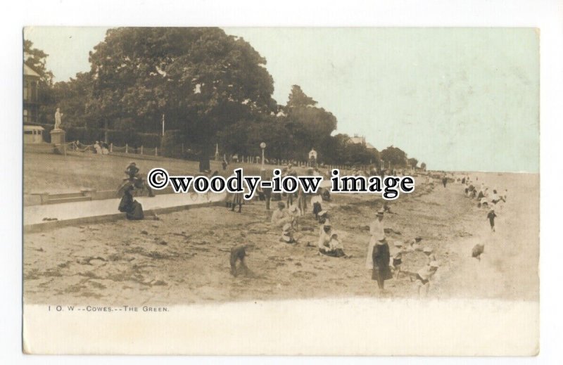 h1504 - Isle of Wight - Families on Princes Green & Beach, in Cowes - Postcard