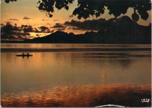 Postcard Tahiti - Moorea Sunset - People in canoe