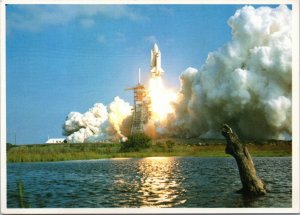 postcard FL - NASA - Space shuttle blast off at Cape Kennedy in Florida
