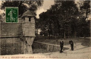 CPA ROCHEFORT-sur-MER Un Coin des Remparts (666922)