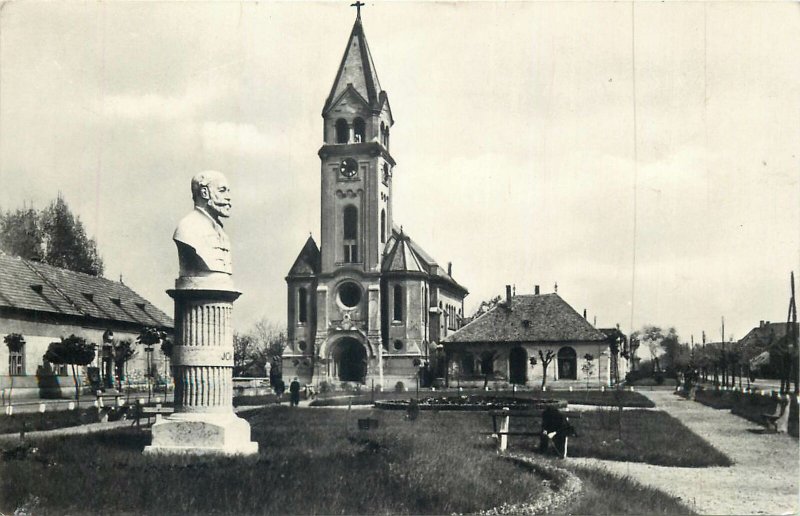 Postcard Hungary Komarom square image monument bust statue