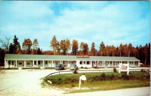 Manistique, MI Michigan COLONIAL MOTEL Schoolcraft County Roadside 1952 Postcard