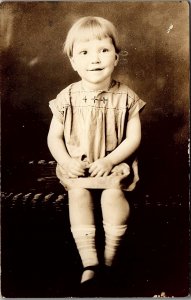 c1910 CUTE LITTLE GIRL TWINKLING EYES LIKELY TALKING RPPC PHOTO POSTCARD 36-143