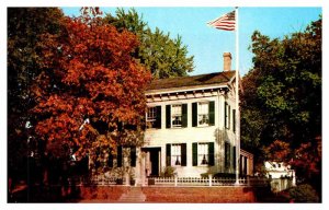 Postcard HOUSE SCENE Springfield Illinois IL AT6459