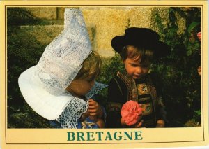 CPM Bretagne Jeune couple en costume de Fouesnant FOLKLORE (753477)