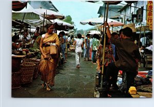 VINTAGE CONTINENTAL SIZE POSTCARD THE QUEEN STREET MARKET AT SINGAPORE 1970s