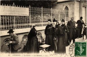 CPA LOURDES La Grotte-Les Robinets (415194)