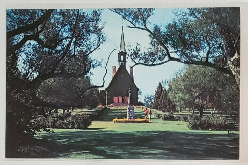 Vintage Postcard:Evangeline Park and Mountain, Grand Pre, CAN. women at statue