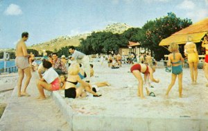 CURACAO, N.A.~ PISCADERIA BAY BEACH CLUB Sunbathers CUNARD CRUISE LINES Postcard